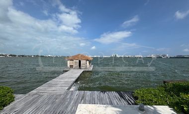 ¡Casa en la laguna del prestigioso Residencial Isla Dorada!