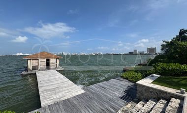 ¡Casa en la laguna del prestigioso Residencial Isla Dorada!