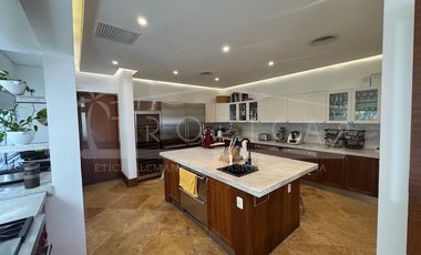 ¡Casa en la laguna del prestigioso Residencial Isla Dorada!