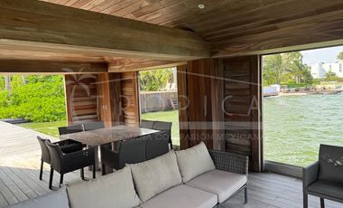 ¡Casa en la laguna del prestigioso Residencial Isla Dorada!
