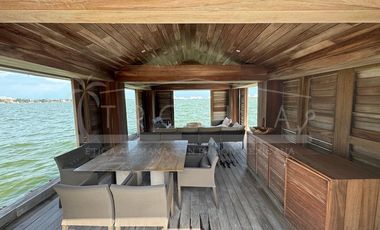 ¡Casa en la laguna del prestigioso Residencial Isla Dorada!