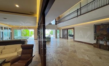 ¡Casa en la laguna del prestigioso Residencial Isla Dorada!