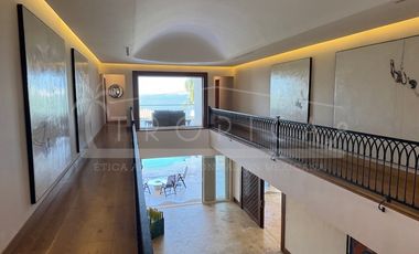 ¡Casa en la laguna del prestigioso Residencial Isla Dorada!