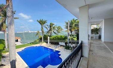 ¡Casa en la laguna del prestigioso Residencial Isla Dorada!