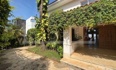 ¡Casa en la laguna del prestigioso Residencial Isla Dorada!