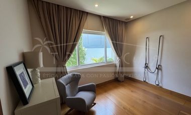 ¡Casa en la laguna del prestigioso Residencial Isla Dorada!