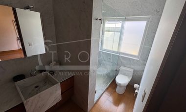 ¡Casa en la laguna del prestigioso Residencial Isla Dorada!