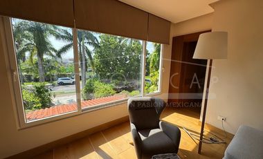 ¡Casa en la laguna del prestigioso Residencial Isla Dorada!