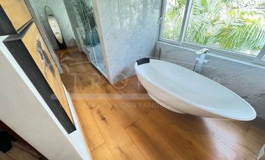 ¡Casa en la laguna del prestigioso Residencial Isla Dorada!