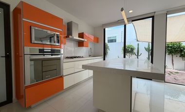 Casa en Renta en Lomas de Angelópolis II, Zona Azul