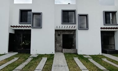 Casa nueva de 3 recámaras (una en planta baja) en Fracc. Xana Plus. Alberca y vigilancia 24 horas