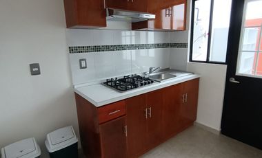 Casa nueva de 3 recámaras (una en planta baja) en Fracc. Xana Plus. Alberca y vigilancia 24 horas