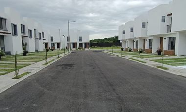 Casa nueva de 3 recámaras (una en planta baja) en Fracc. Xana Plus. Alberca y vigilancia 24 horas