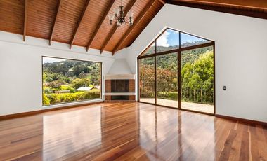 VENDO ESPECTACULAR CASA LA CALERA- TEUSACA