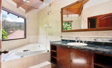VENDO ESPECTACULAR CASA LA CALERA- TEUSACA