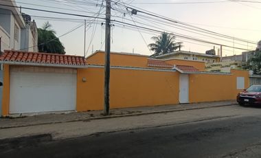 Casa de un nivel con 4 privados en el Fracc. Moderno. A media cuadra de la Av. Díaz Mirón y del hospital del ISSSTE