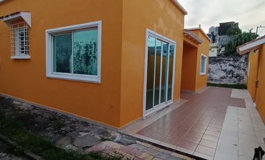 Casa de un nivel con 4 privados en el Fracc. Moderno. A media cuadra de la Av. Díaz Mirón y del hospital del ISSSTE