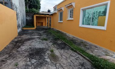 Casa de un nivel con 4 privados en el Fracc. Moderno. A media cuadra de la Av. Díaz Mirón y del hospital del ISSSTE