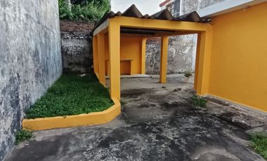 Casa de un nivel con 4 privados en el Fracc. Moderno. A media cuadra de la Av. Díaz Mirón y del hospital del ISSSTE