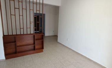 Casa de un nivel con 4 privados en el Fracc. Moderno. A media cuadra de la Av. Díaz Mirón y del hospital del ISSSTE