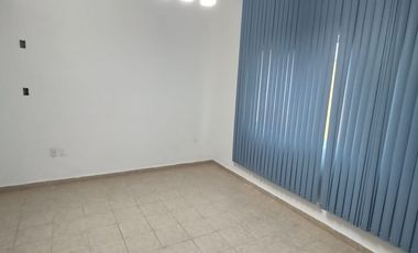 Casa de un nivel con 4 privados en el Fracc. Moderno. A media cuadra de la Av. Díaz Mirón y del hospital del ISSSTE
