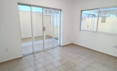 Casa de un nivel con 4 privados en el Fracc. Moderno. A media cuadra de la Av. Díaz Mirón y del hospital del ISSSTE