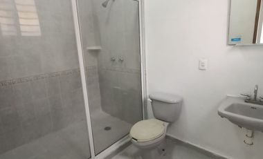 Casa de un nivel con 4 privados en el Fracc. Moderno. A media cuadra de la Av. Díaz Mirón y del hospital del ISSSTE