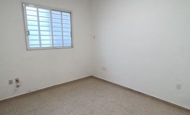 Casa de un nivel con 4 privados en el Fracc. Moderno. A media cuadra de la Av. Díaz Mirón y del hospital del ISSSTE