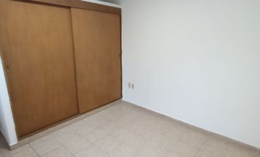 Casa de un nivel con 4 privados en el Fracc. Moderno. A media cuadra de la Av. Díaz Mirón y del hospital del ISSSTE