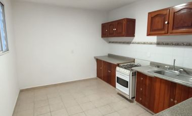 Casa de un nivel con 4 privados en el Fracc. Moderno. A media cuadra de la Av. Díaz Mirón y del hospital del ISSSTE