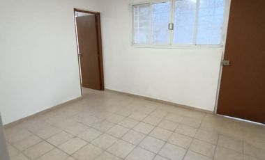 Casa de un nivel con 4 privados en el Fracc. Moderno. A media cuadra de la Av. Díaz Mirón y del hospital del ISSSTE