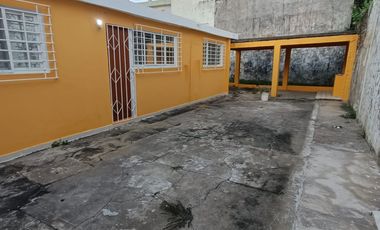 Casa de un nivel con 4 privados en el Fracc. Moderno. A media cuadra de la Av. Díaz Mirón y del hospital del ISSSTE