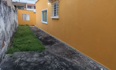 Casa de un nivel con 4 privados en el Fracc. Moderno. A media cuadra de la Av. Díaz Mirón y del hospital del ISSSTE