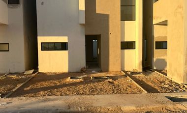 Casa de 2 pisos con 2 recámaras en privada residencial - Entrega inmediata