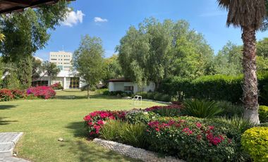 LOFT TOTALMENTE EQUIPADO, RODEADO DE HERMOSO JARDIN