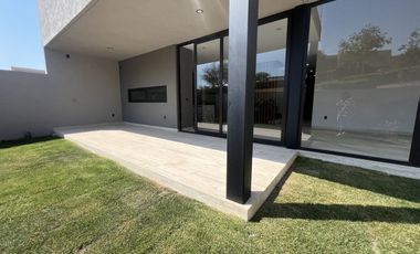 Casa inteligente que colinda con áreas verdes en Altozano