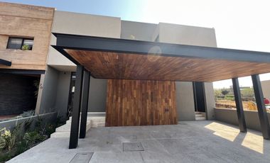 Casa inteligente que colinda con áreas verdes en Altozano