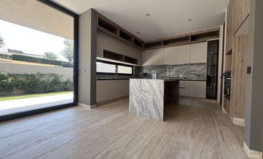 Casa inteligente que colinda con áreas verdes en Altozano