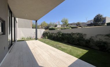 Casa inteligente que colinda con áreas verdes en Altozano
