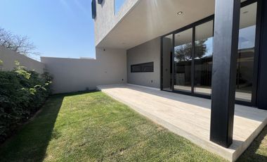 Casa inteligente que colinda con áreas verdes en Altozano