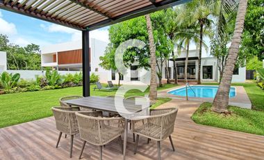 Casa en Venta en Cancun en Res. Lagos del Sol con Amplio Jardín y Alberca