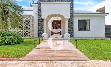 Casa en Venta en Cancun en Res. Lagos del Sol con Amplio Jardín y Alberca