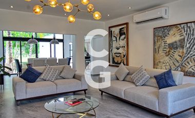 Casa en Venta en Cancun en Res. Lagos del Sol con Amplio Jardín y Alberca