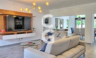 Casa en Venta en Cancun en Res. Lagos del Sol con Amplio Jardín y Alberca