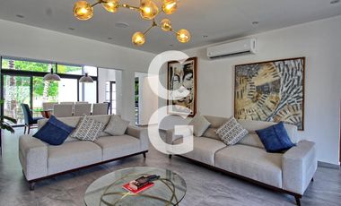 Casa en Venta en Cancun en Res. Lagos del Sol con Amplio Jardín y Alberca