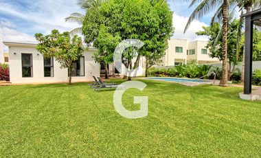 Casa en Venta en Cancun en Res. Lagos del Sol con Amplio Jardín y Alberca