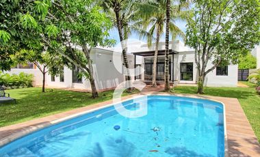 Casa en Venta en Cancun en Res. Lagos del Sol con Amplio Jardín y Alberca