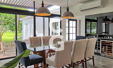 Casa en Venta en Cancun en Res. Lagos del Sol con Amplio Jardín y Alberca