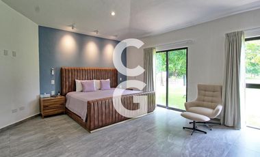 Casa en Venta en Cancun en Res. Lagos del Sol con Amplio Jardín y Alberca