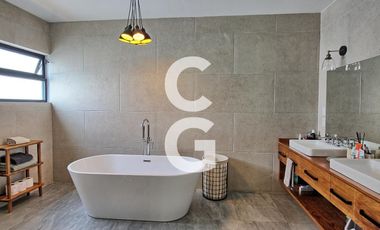 Casa en Venta en Cancun en Res. Lagos del Sol con Amplio Jardín y Alberca